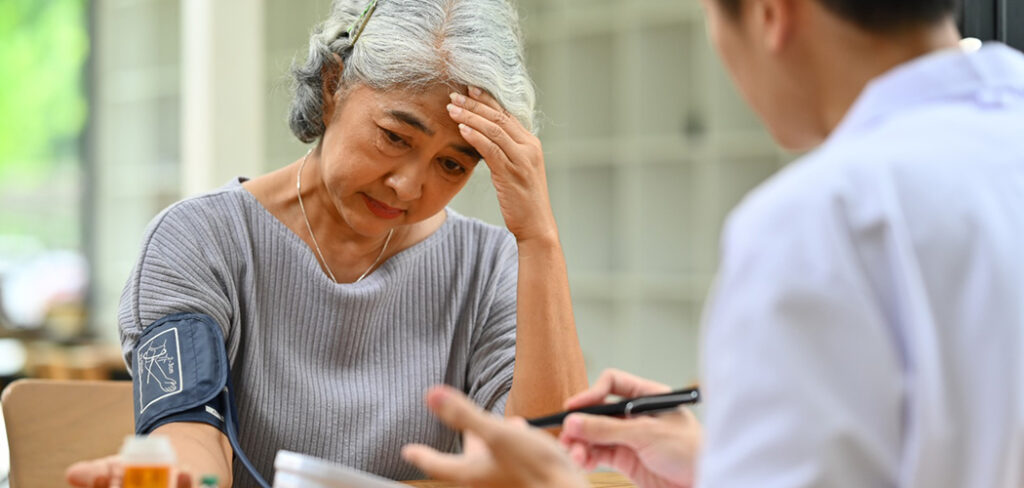 Dor de cabeça e hipertensão: entenda a relação entre elas