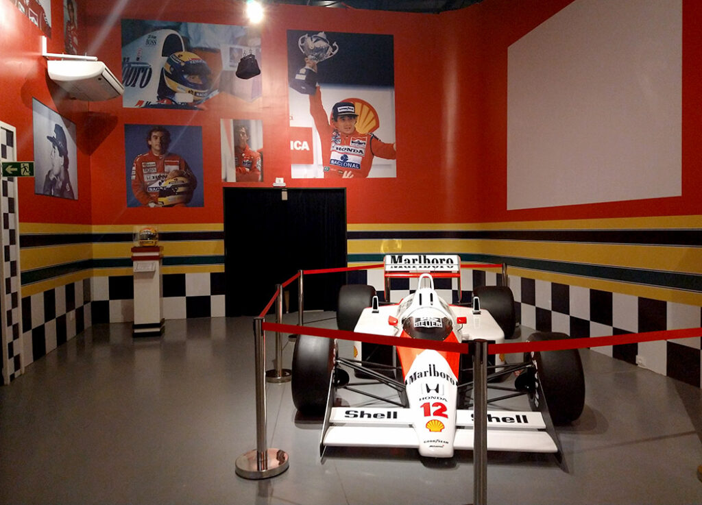 O Movie Cars em Foz Foz Iguaçu/PR reserva um espaço especial dedicado ao ídolo contando um pouco da trajetória de Ayrton Senna/Foto: Maythe Novak 