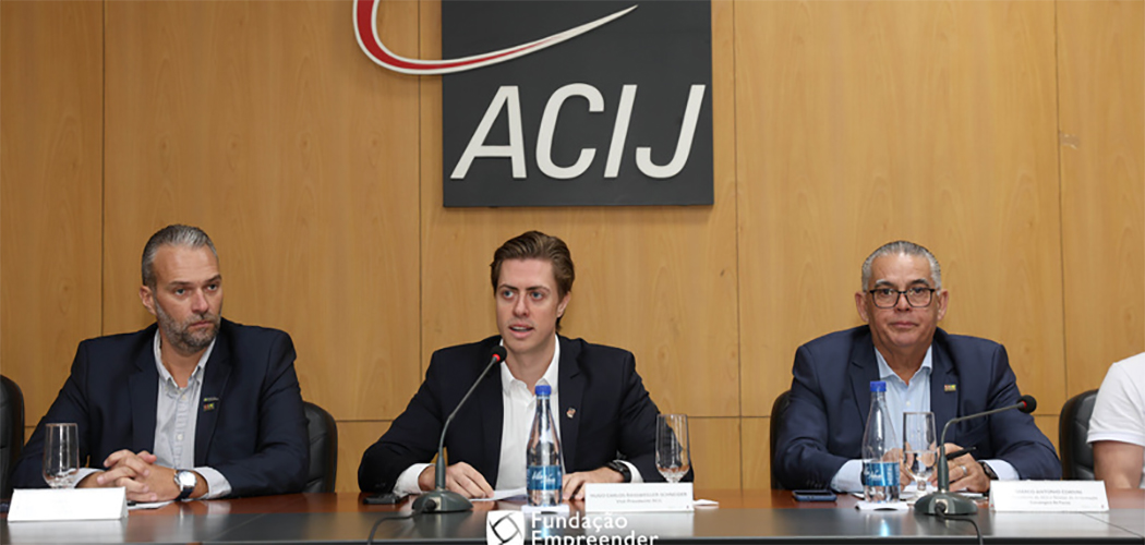 Jonathan Roger Linzmeyer, diretor da Fundação Empreender e coordenador de Relações Internacionais da entidade; Hugo Carlos Rassweiller Schneider, vice-presidente da ACIJ; e Marco Antônio Corsini, vice-presidente da ACIJ e diretor de Articulação Estratégica da Facisc