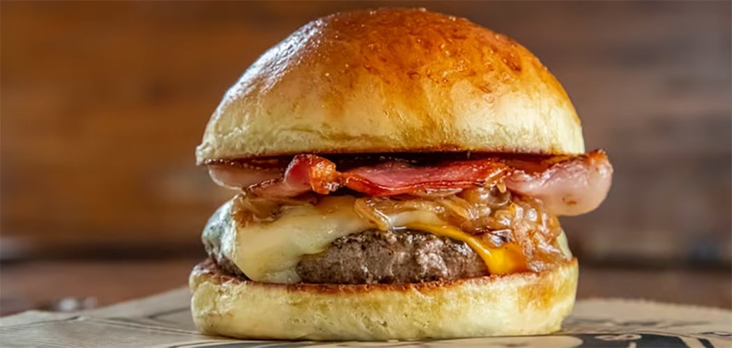Hambúrguer com cebola caramelizada e bacon