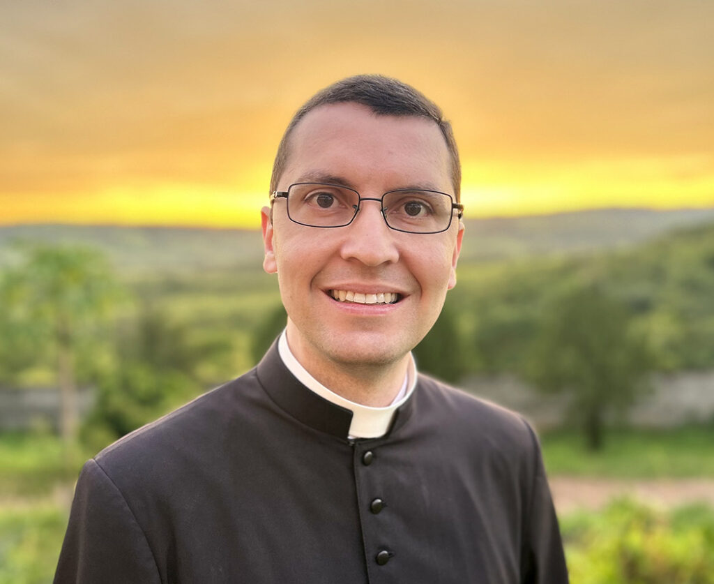 Padre Alex Nogueira é mestre em direito canônico, professor acadêmico e autor do livro Orar faz muito bem!