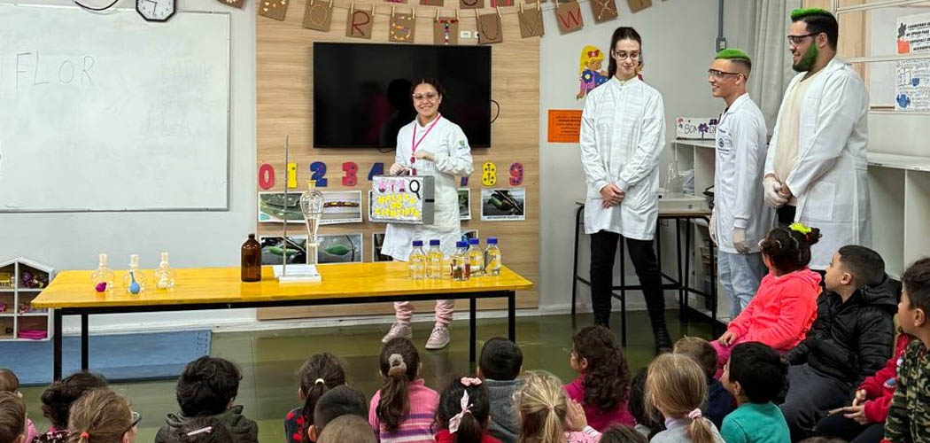 Estudantes de Engenharia Química da Unoesc promovem oficina de Ciências em Escola Municipal de Joaçaba