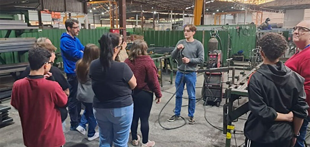 Um dos momentos mais marcantes do curso ocorreu quando os adolescentes visitaram a empresa Triton Agro, localizada em Luzerna