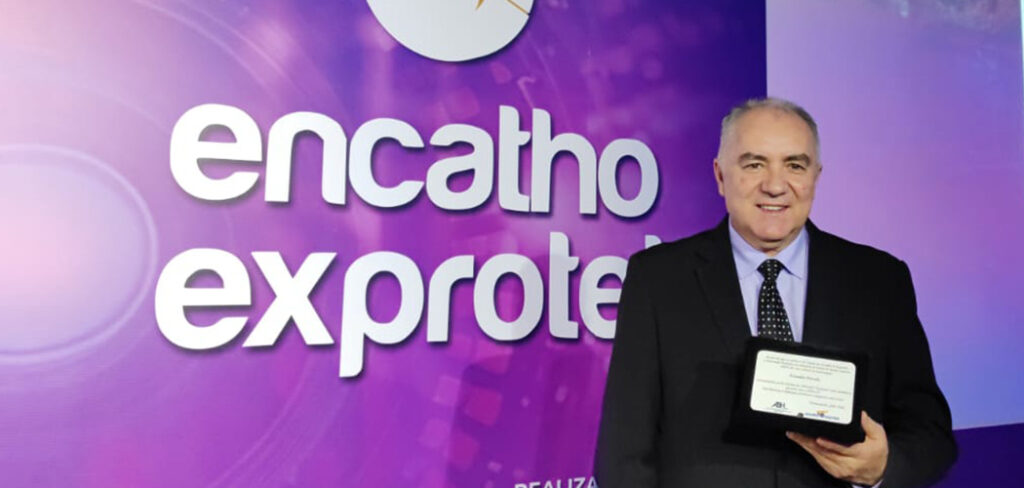 Evandro Novak, Presidente da ABRAJET Nacional é homenageado pela ABIH-SC/Foto: Maythe Novak-Bom Dia SC