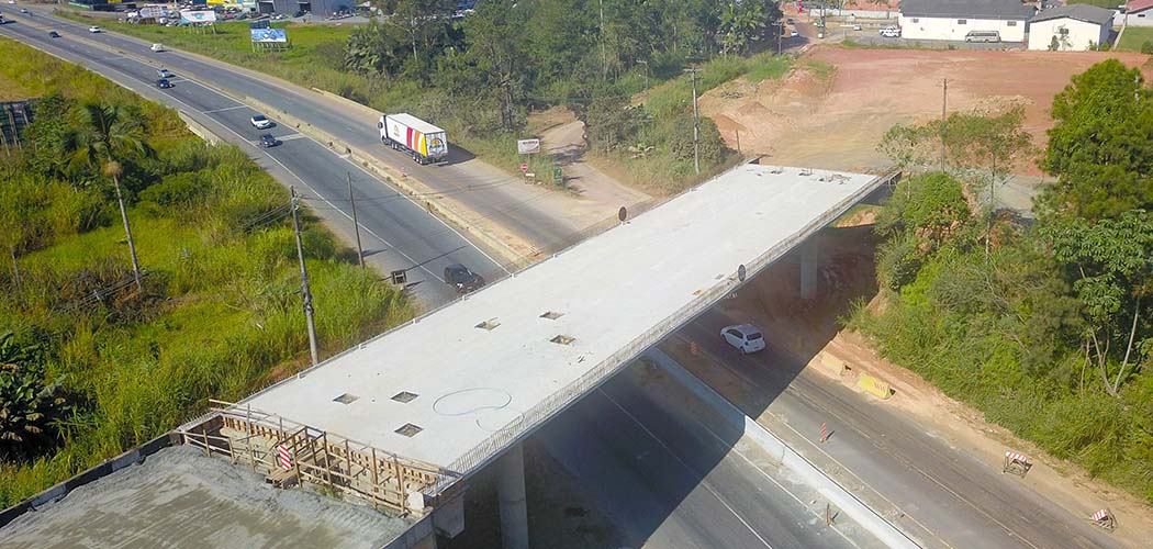 Viaduto em construção na BR 470/Foto: Ricardo Saporiti