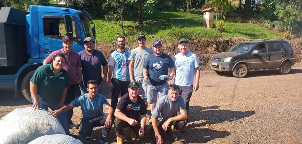 A supervisora técnica da ATeG Taiane Plautz Pscheidt e demais voluntários envolvidos na ação na região norte/ Foto: Divulgação