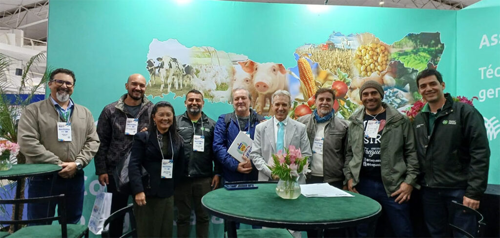 Representantes do Senar/SC, professores da UFSC e o presidente da ExpoMAR Altemir Gregolin