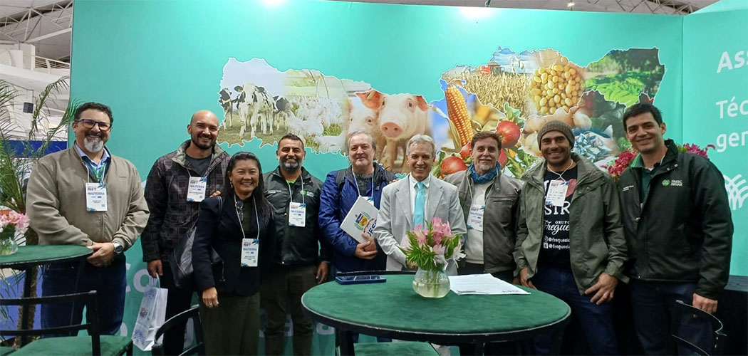 Representantes do Senar/SC, professores da UFSC e o presidente da ExpoMAR Altemir Gregolin