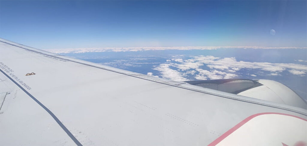 O que fazer (ou não) para o medo de avião não estragar sua viagem/ Foto: Maythe Novak - Bom Dia SC