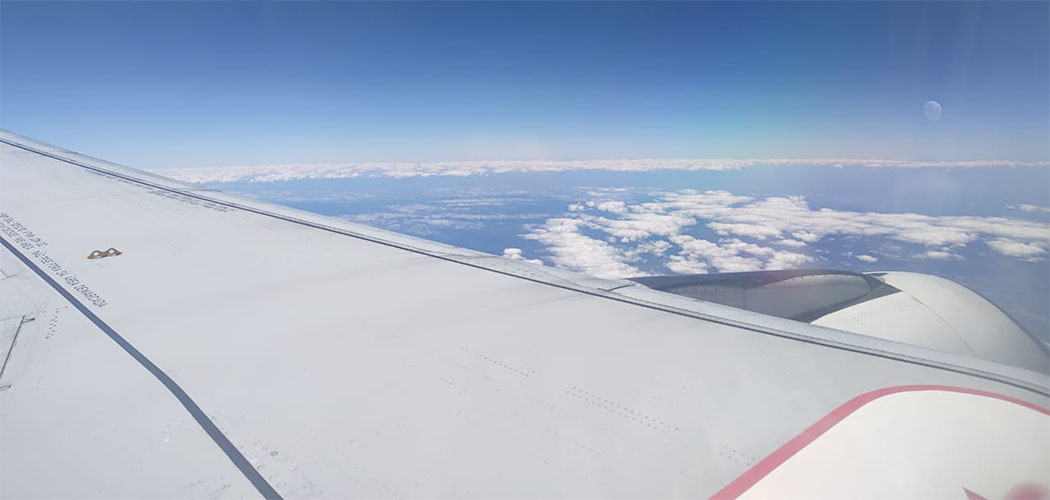 O que fazer (ou não) para o medo de avião não estragar sua viagem/ Foto: Maythe Novak - Bom Dia SC
