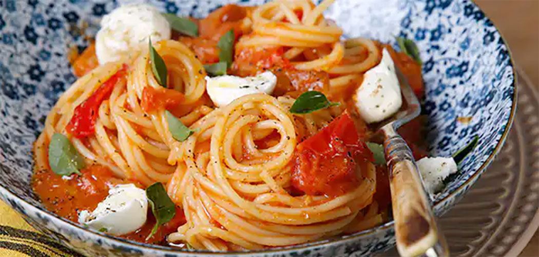 Espaguete com molho de tomate assado