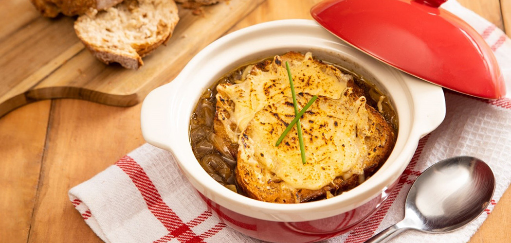 Sopa de Cebola Francesa com Queijo Suíço