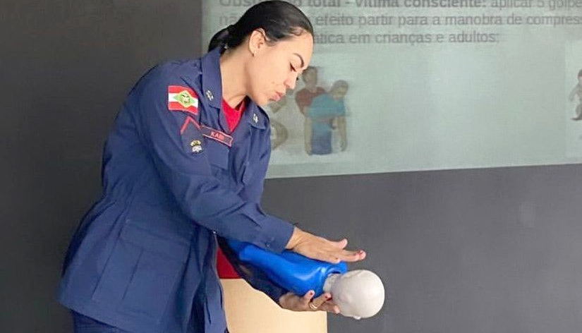 CBMSC ensina como agir em caso de engasgamento por leite materno/Foto: Divulgação CBMSC