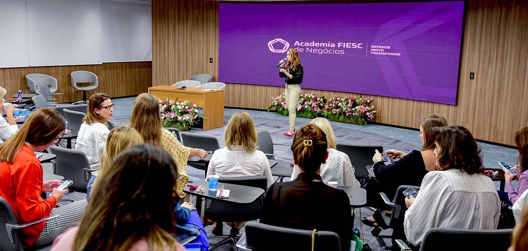 Empresárias participam nesta quinta-feira (15) de formação executiva na FIESC/Foto: Arte/Elis Pereira
