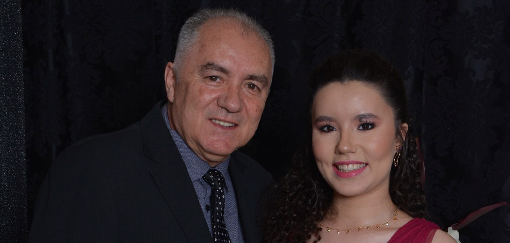 Maythe Novak e o seu pai Evandro Novak/ Foto: LCL