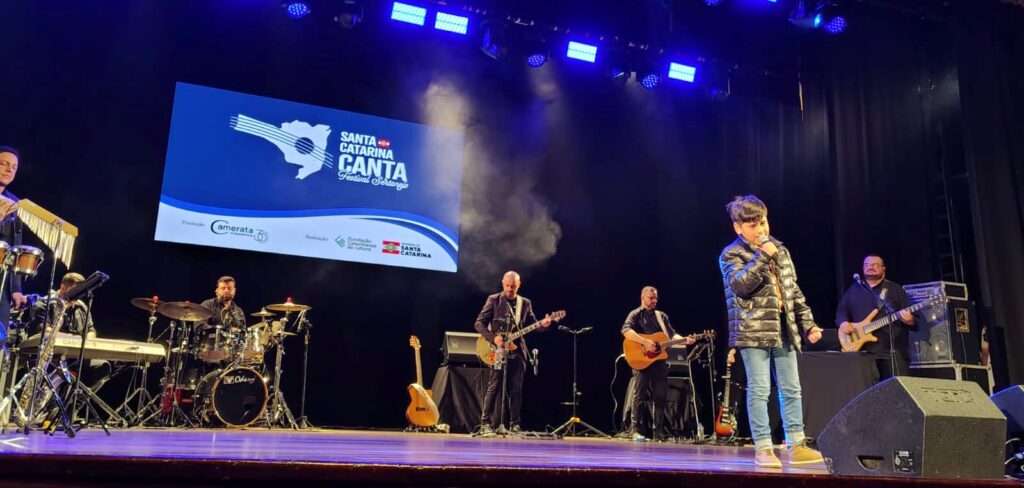 Valentim Prezzotto, de Herval d’ Oeste, foi classificado na categoria infantojuvenil para a etapa mesorregional do Santa Catarina Canta – Festival Sertanejo/Foto: Maythe Novak-Bom Dia SC