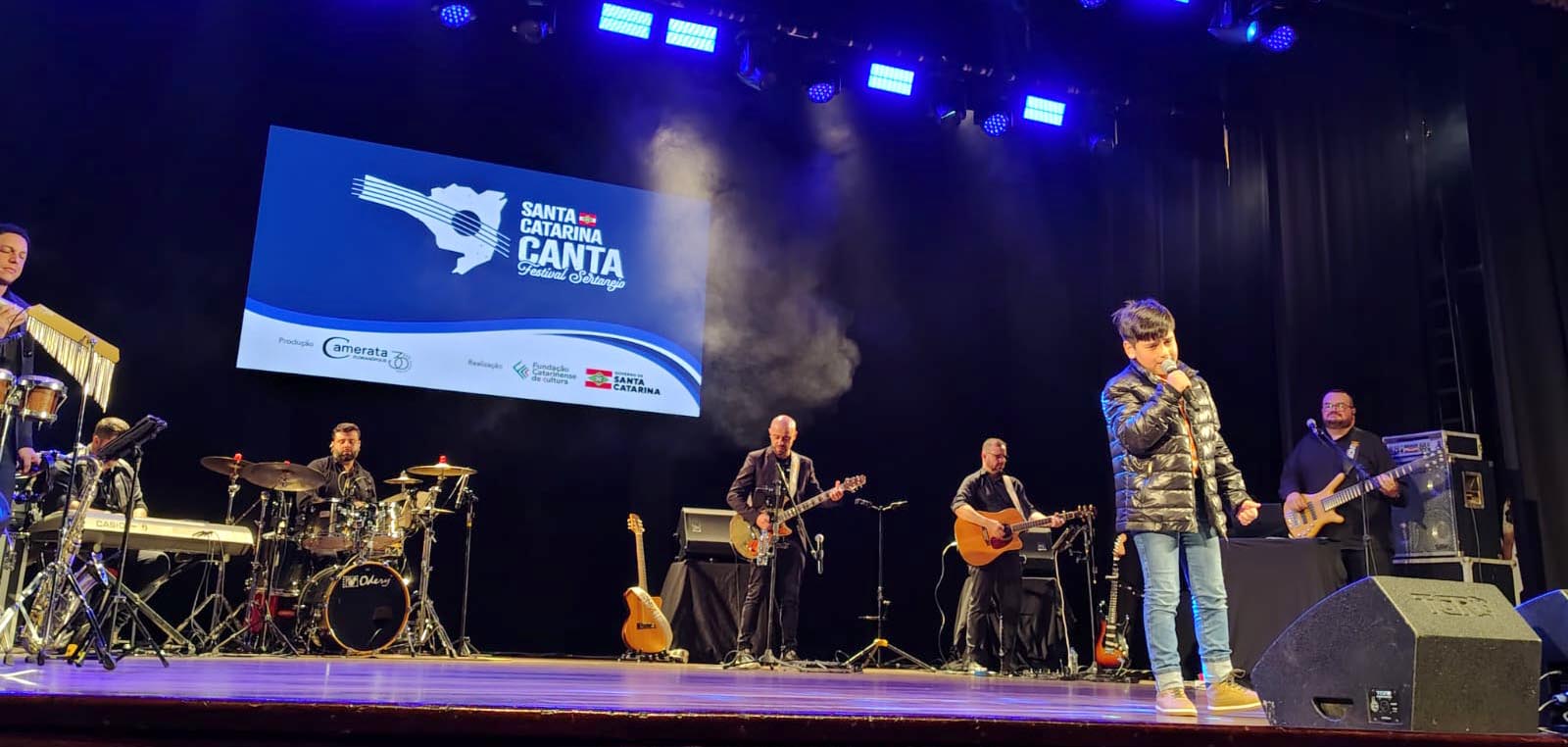 Valentim Prezzotto, de Herval d’ Oeste, foi classificado na categoria infantojuvenil para a etapa mesorregional do Santa Catarina Canta – Festival Sertanejo/Foto: Maythe Novak-Bom Dia SC