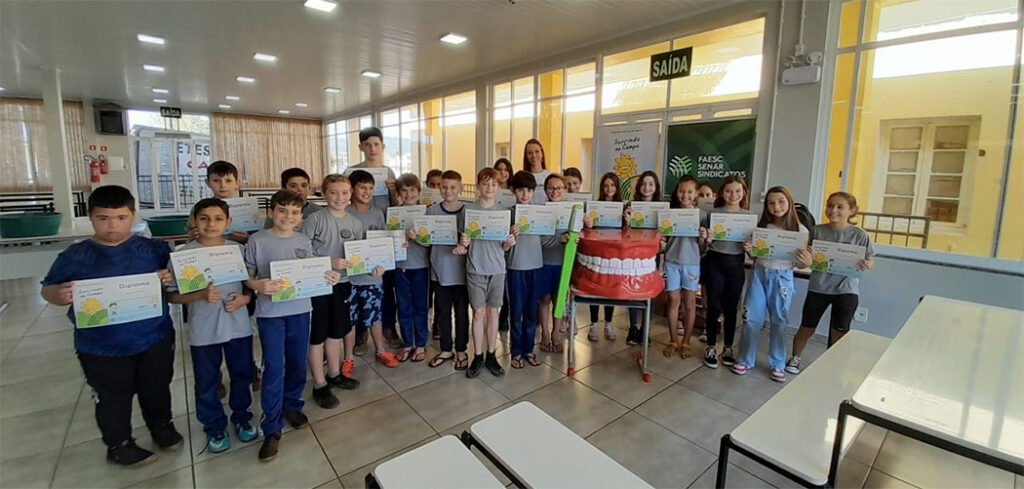 Sorrindo no Campo leva conhecimento sobre saúde bucal para alunos de Jaborá