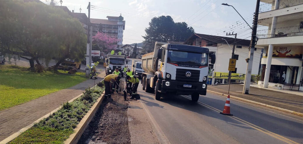 Prefeitura de Treze Tílias inicia operação tapa buraco em ruas da cidade/Foto: Ascom Prefeitura de Treze Tílias