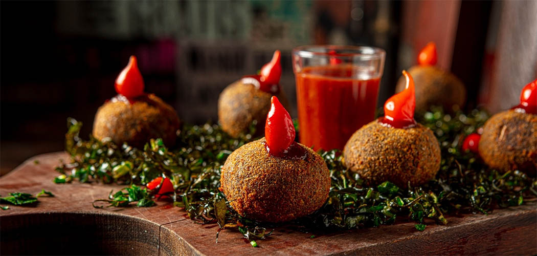 Bolinho de feijoada recheado com bacon e geleia agridoce de bacon