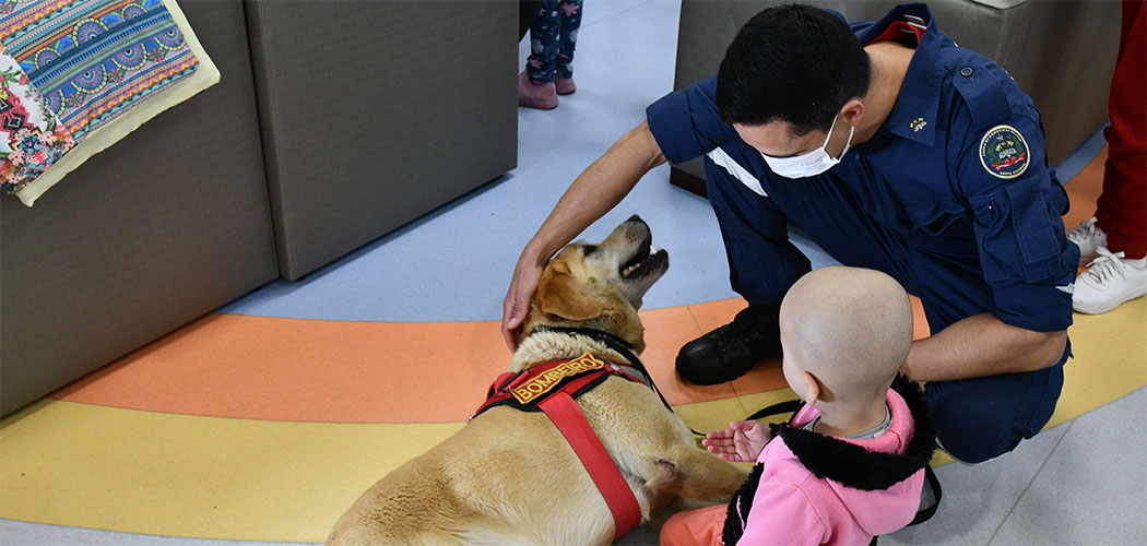Cães do CBMSC levam alegria a crianças em tratamento no Hospital Infantil Joana de Gusmão/ Foto: Soldado Eduardo de Souza