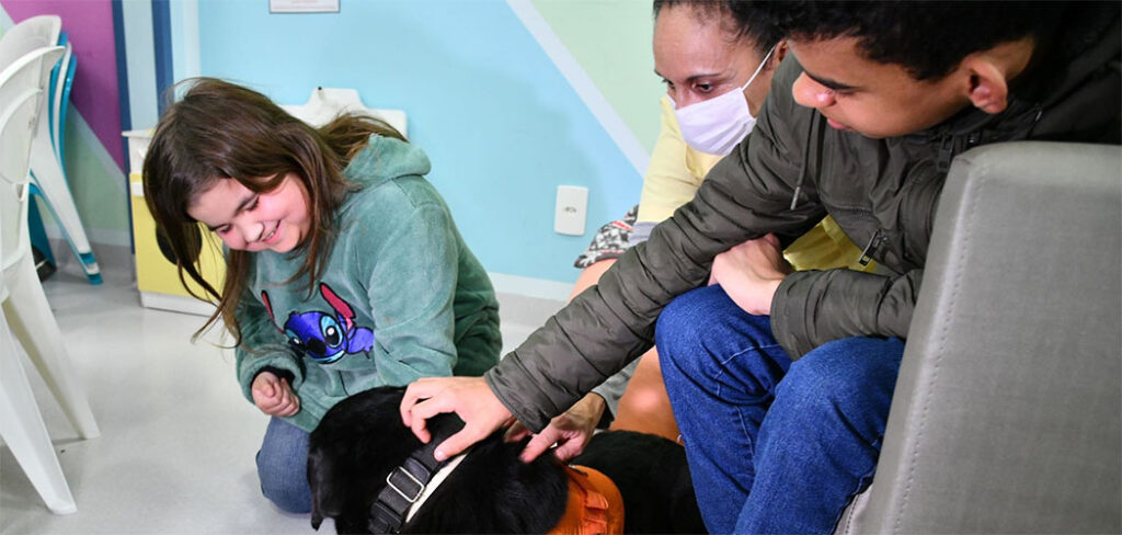 Cães do CBMSC levam alegria a crianças em tratamento no Hospital Infantil Joana de Gusmão/ Foto: Soldado Eduardo de Souza