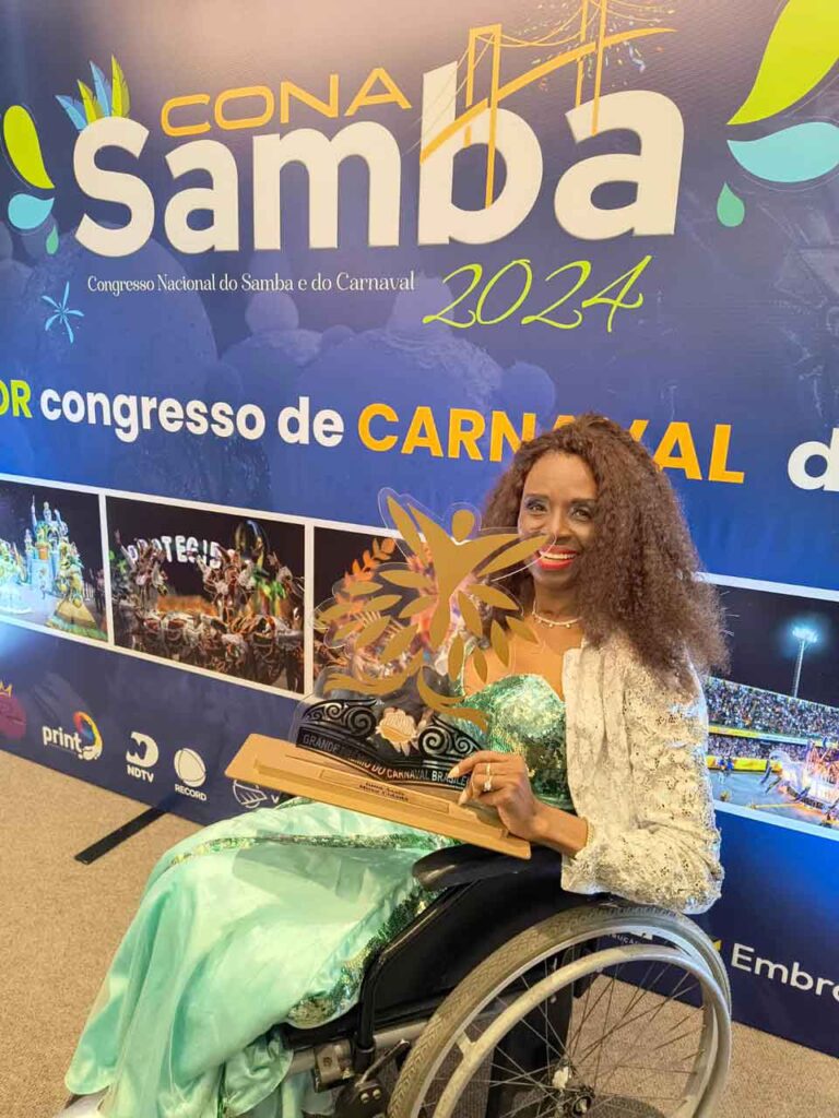 Gina Assis, da escola Samboriu de Balneário Camboriú, foi homenageada com o Grande Prêmio do Carnaval Brasileiro, em reconhecimento à sua inspiradora trajetória de superação/Foto: Laura de Biase/Inovvi Eventos