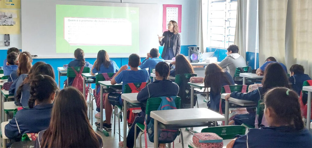 Turma de sexto ano da escola Cruz e Souza, em Herval d'Oeste, participam do Programa  Cultivando Atitudes do PMSC