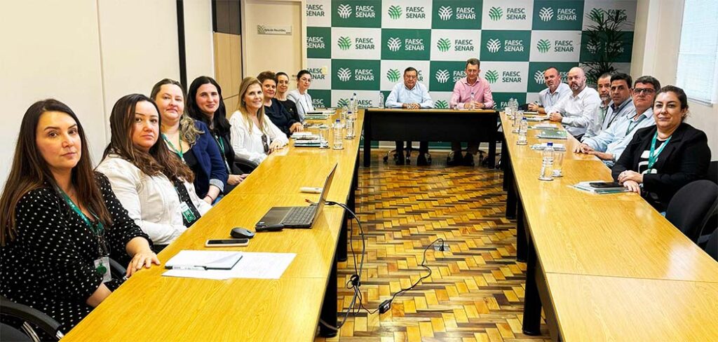 Reunião realizada na sede do Sistema Faesc/Senar contou com a presença de representantes de entidades e instituições parceiras. (Foto: Silvania Cuochinski/MB Comunicação)