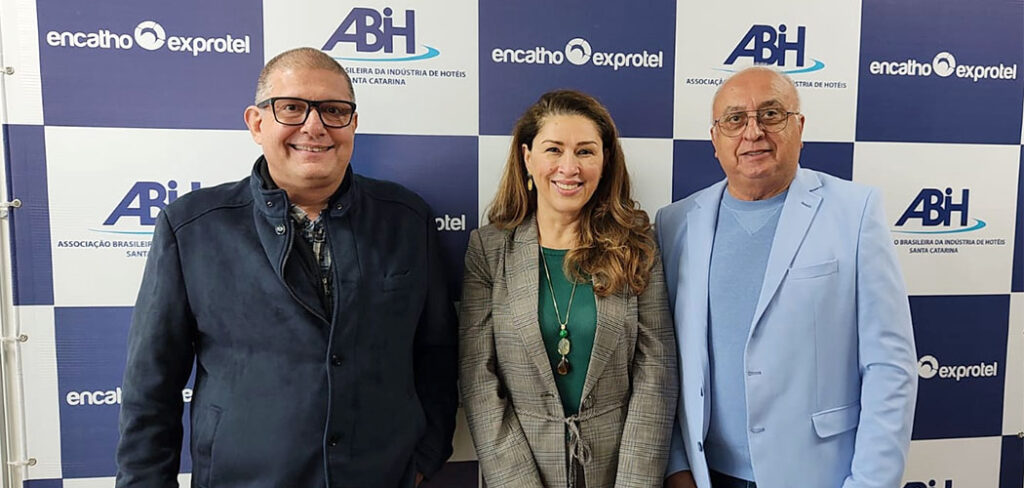 Margot Rosenbrock  com Rui Schurmann, atual diretor-presidente da ABIH-SC, e Osmar Vailatti, presidente do Conselho Deliberativo