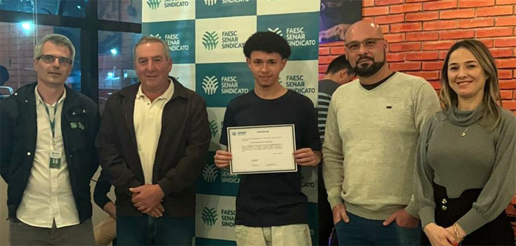 Jovens comemoraram a conquista juntamente com o Senar/SC e demais parceiros do Programa/Foto: Sistema Faesc/Senar/Sindicato