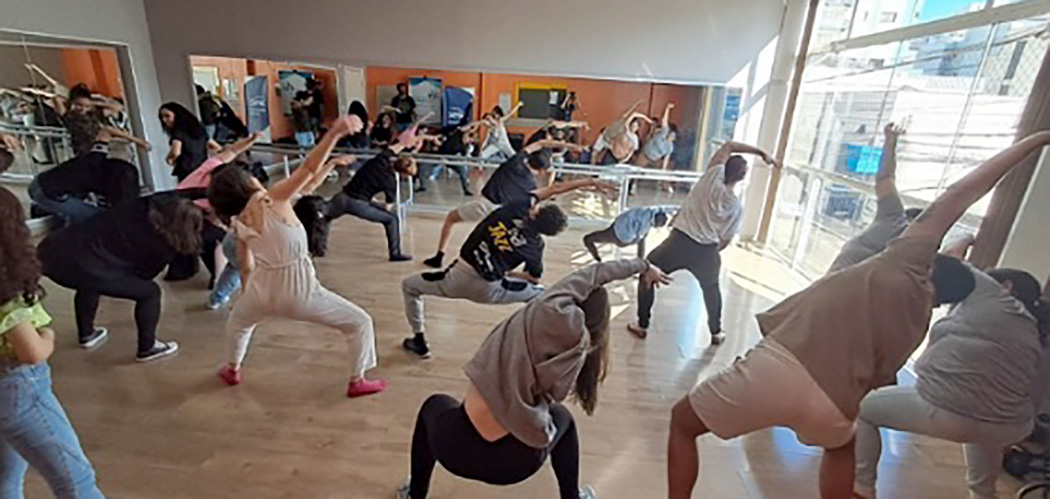 Adolescentes do Novos Caminhos vivenciam experiência com cinema e dança