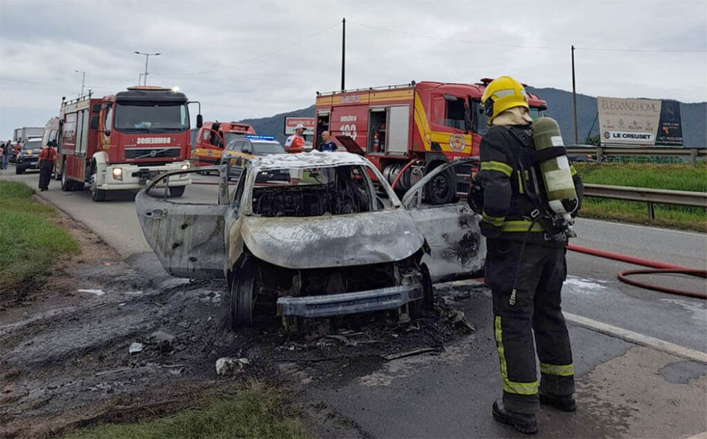 recho da BR-101 liberado durante a tarde deste sábado, 19. Foto: Divulgação/CBMSC