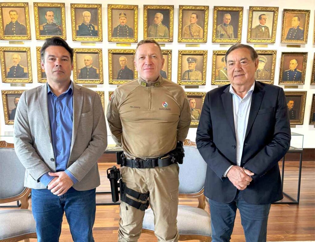 O vice-presidente executivo da Faesc, Clemerson Argenton Pedrozo, o comandante geral da PMSC, Aurélio José Pelozato, e o presidente do Sistema Faesc/Senar, José Zeferino Pedrozo. (Foto Silvania Cuochinski/MB Comunicação)