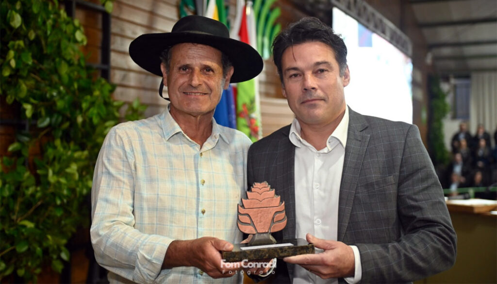 O presidente do Sindicato Rural de Lages e vice-presidente regional da Faesc, Márcio Pamplona, durante homenagem ao vice-presidente e assessor jurídico da Faesc, Clemerson Argenton Pedrozo. (Foto: Fom Conradi)