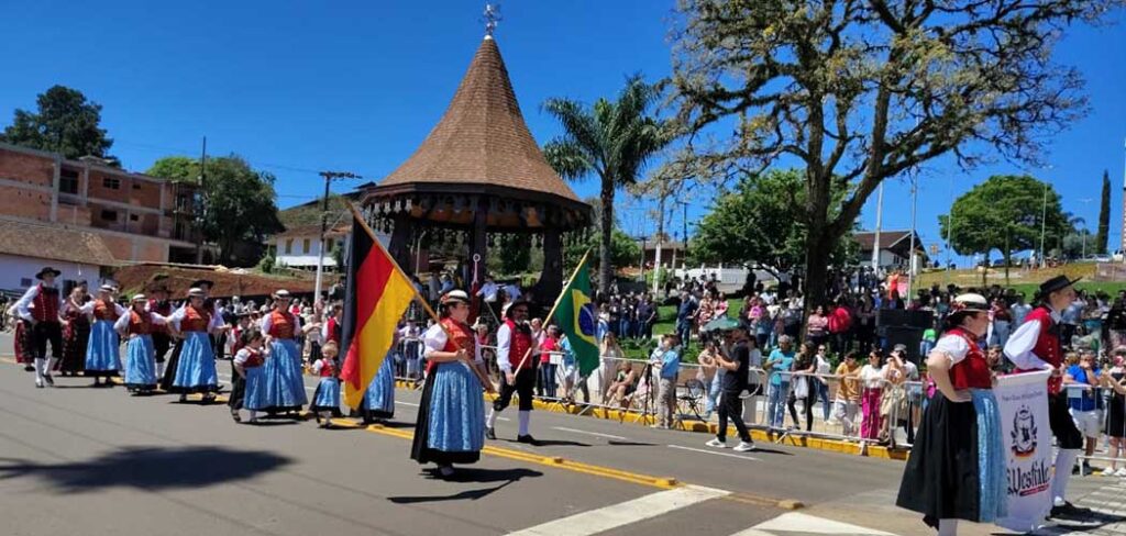 Desfile dos 91 anos de imigração austríaca de Treze Tílias aconteceu no domingo dia 12 de outubro/Foto: Maely Silva-Bom Dia SC