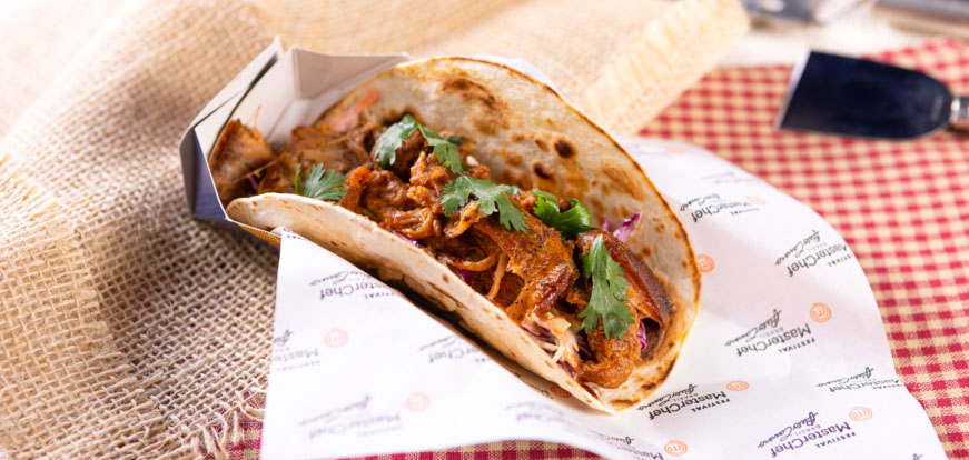 Tortilha de Porco Barbecue e Salada de Repolho da chef Claudia Krauspenhar.