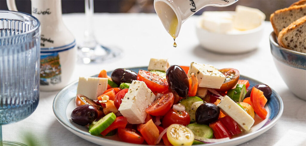 Salada Grega com Queijo Minas