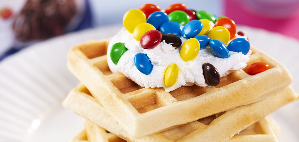 Waffle com Confeitos de Chocolate e Chantilly