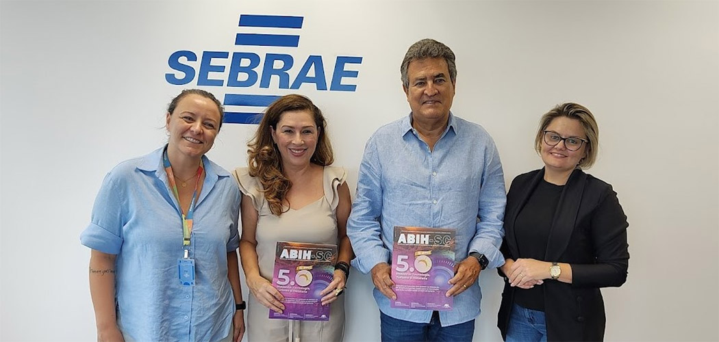 A gestora estadual de turismo do SEBRAE-SC, Aline Miranda, a diretora-presidente da ABIH-SC, Margot Rosenbrock, o diretor superintendente do SEBRAE-SC, Carlos Henrique e a gerente executiva da ABIH-SC, Juliana B. Castro