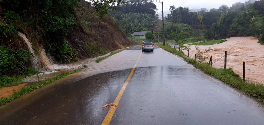 As regiões Oeste e Extremo Oeste do estado foram as mais afetadas. No município de São Domingos, 16 pessoas precisaram ser resgatadas/ Foto:Coredec/SDC