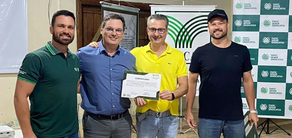 Momento da entrega de certificado aos produtores/ Foto Divulgação