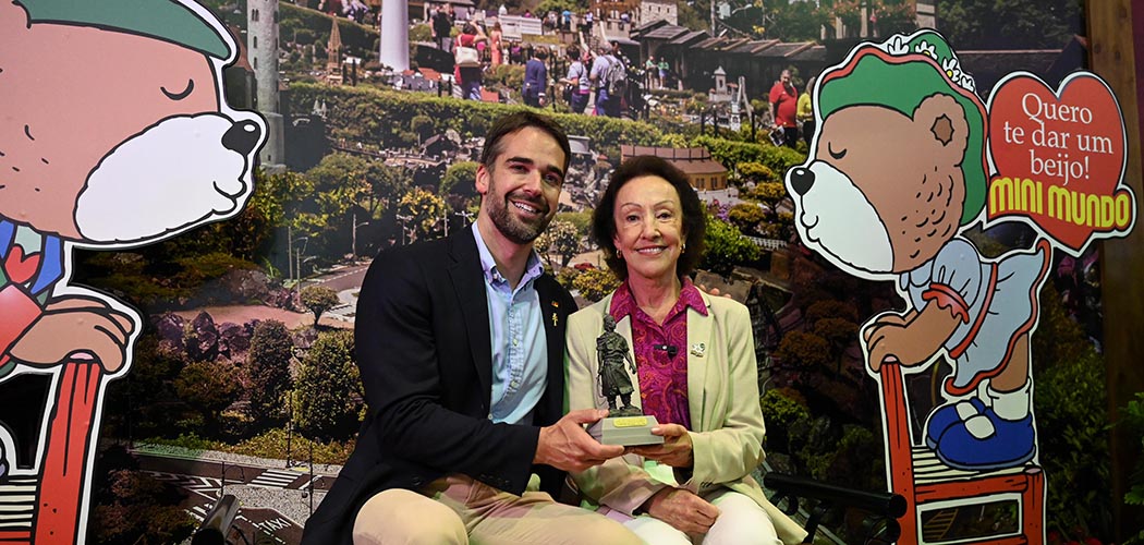 Mini Mundo homenageia o RS com réplicas do Laçador e da Usina do Gasômetro no Festuris