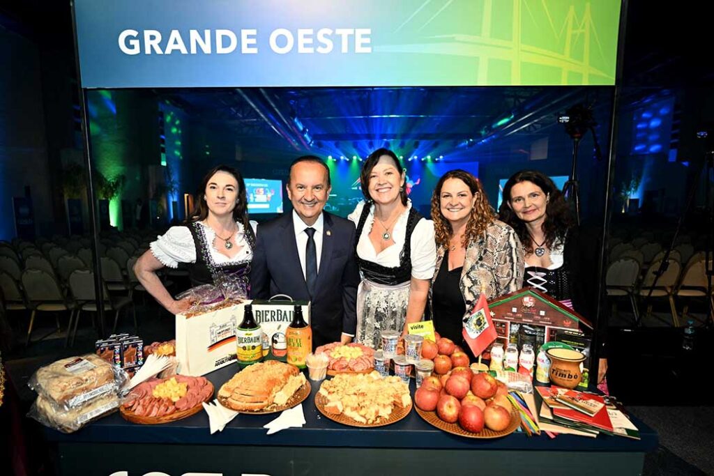 Treze Tílias a cidade mais austríaca do Brasil, localizada no meio oeste catarinense, na região turística Vale dos Imigrantes, esteve presente na abertura oficial da reunião, mostrando sua potencialidade turística aos presentes/Foto: Eduardo Valente / SECOM