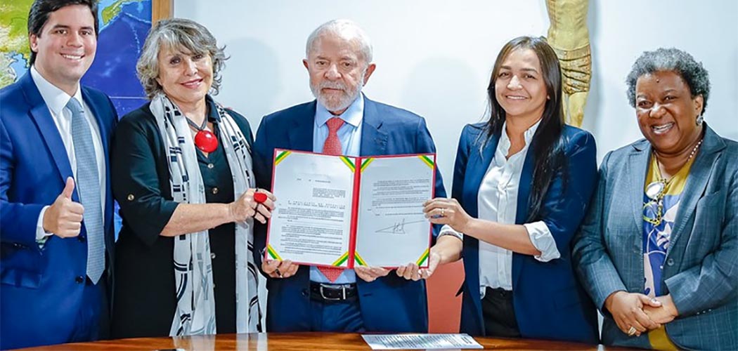 O ministro André Fufuca (Esporte), a deputada Erika Kokay (autora da lei), o presidente Lula, a senadora Eliziane Gama e a ministra Macaé Evaristo (Direitos Humanos e Cidadania): proteção e prevenção. Foto: Ricardo Stuckert / PR