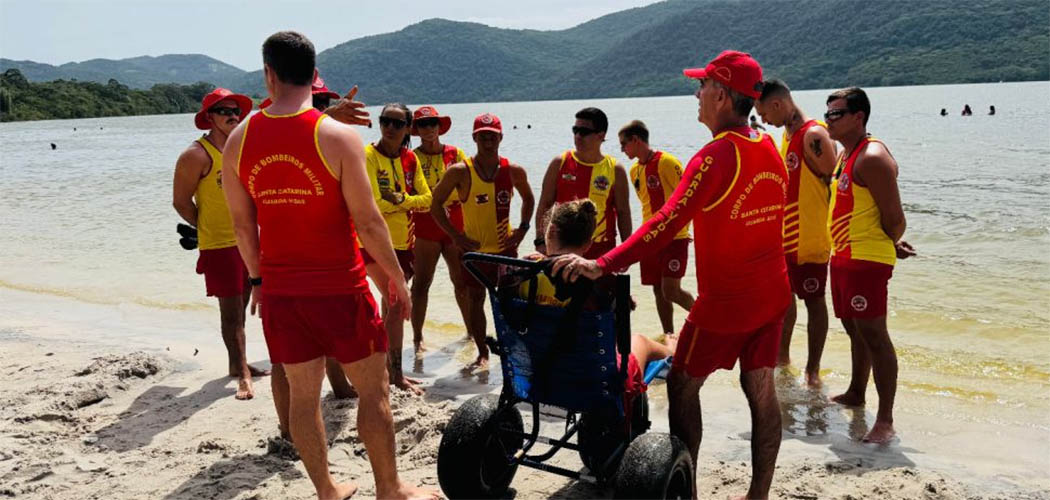 Alta temporada intensifica trabalho inclusivo dos guarda–vidas em SC