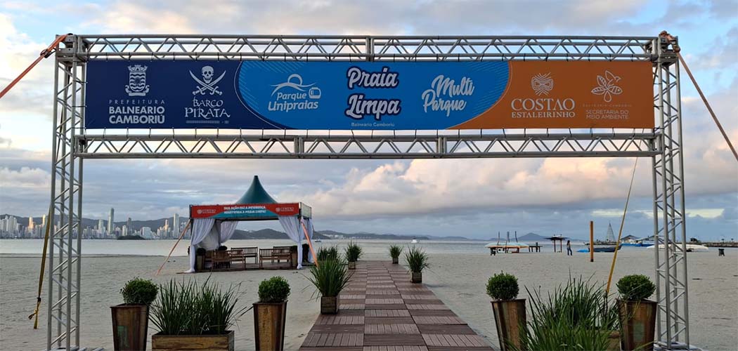 Projeto Praia Limpa ocorre em três pontos da Praia Central de Balneário Camboriú