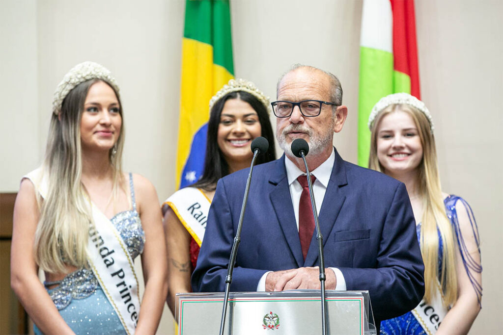 Presidente da Liesjho Jorge Zamoner, e a corte do Carnaval Joaçaba 2025/Rodolfo Espínola/Agência AL