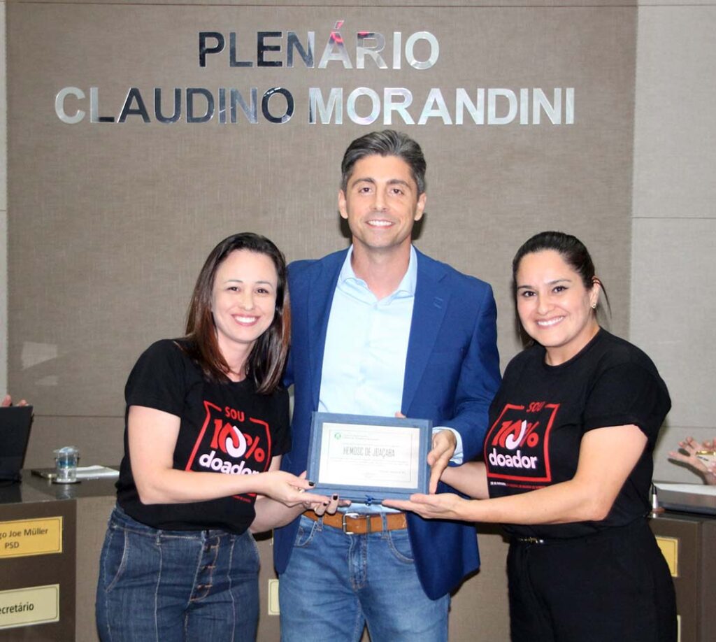 A placa da Moção foi recebida pela coordenadora administrativa Elizangela Soares Tórtora e a pela coordenadora técnica Ciana Elisa Loraschi das mãos do vereador Rodrigo Pedrini