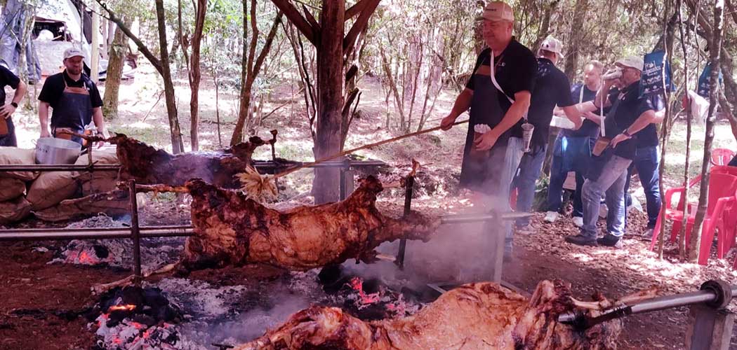 Michuim - tradicional cordeiro assado no fogo de chão, regado por muitos temperos/Foto: Evandro Novak-TV Bom Dia SC
